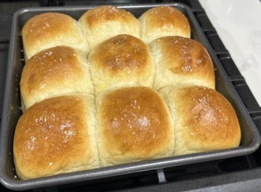 Honey Brushed Yeast Dinner Rolls (1/2 dozen)